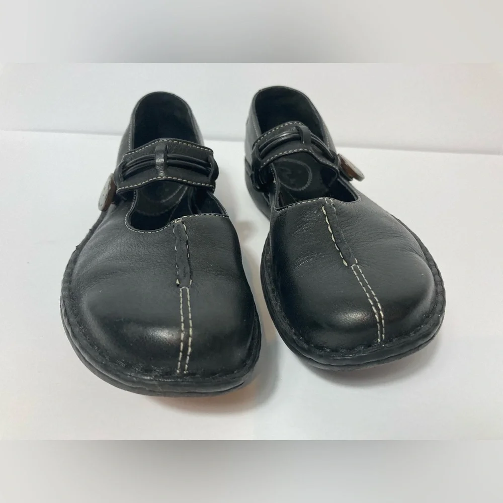 Clarks black leather Mary Jane shoes button strap 6 1/2 M top stitch details